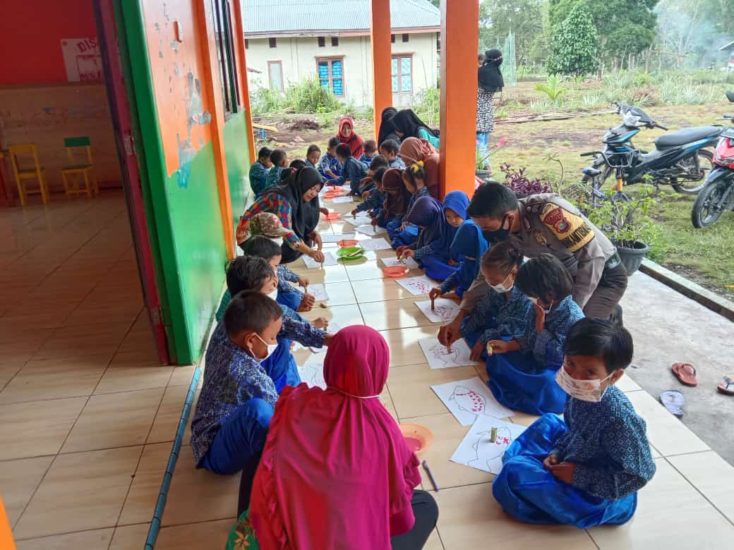Murid TK Melati Belajar Sambil Bermain Bersama Bhabinkamtibmas Desa Sendaur