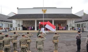 Peringati Hari Pahlawan, Bupati Ciamis Berikan Santunan Kepada Janda Perintis Kemerdekaan dan Lakukan Ziarah Tabur Bunga di Taman Pahlawan Imbanagara