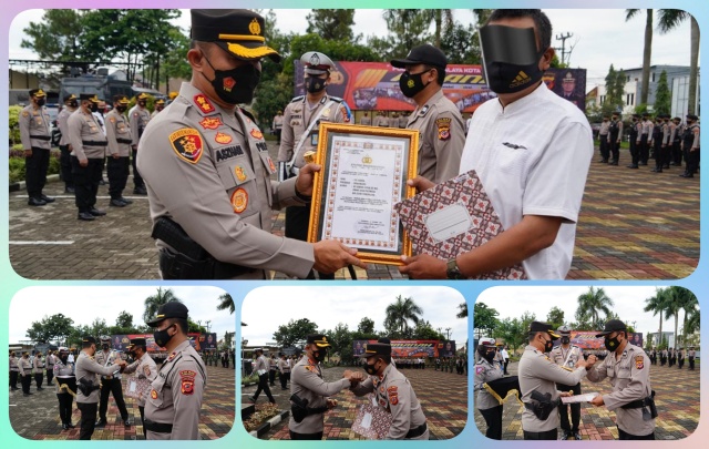 Kota Tasikmalaya, NUANSA POST Penghargaan diberikan kepada 3 Kapolsek yang sukses capaian Baksinasi Lansia melebihi target 40%, yaitu Polsek Kawalu, Polsek Cibeureum dan Polsek Tawang di Mapolres tadi pagi, Senin (15/11/21). Kapolres Tasikmalaya Kota AKBP Aszhari Kurniawan, SH., S.I.K., M.Si. mengatakan penghargaan diberikan kepada Jajaran Polsek yang Capaian Vaksinasi Lansia melebihi target 40%. "Bentuk apresiasi bagi Jajaran Polsek yang bekerja luar biasa dengan hasil maksimal dan melebihi target 40% Vaksinasi Lansia," ungkapnya. "Kan capaian Vaksinasi dosis pertama sudah melampaui 50% dan Vaksinasi Lansia sudah melebihi target 40%, hal ini bisa mendorong Kota Tasikmalaya turun ke PPKM Zona Level 2," tambahnya. Pada kesempatan yang sama Kapolres juga memberikan Reward kepada Aiptu Yogi Suprayogi Bhabinkamtibmas Desa Margahayu Kecamatan Manonjaya yang berperan aktif dalam percepatan Vaksinasi di Desa binaanya dengan menggendong lansia yang akan melaksanakan Vaksinasi sehingga Viral di Media Sosial dan Media Elektronik. "Selain penghargaan kepada 3 Polsek yang capaian Vaksinasi Lansia nya melampaui target 40%, reward juga di berikan kepada Bhabinkamtibmas Polsek Manonjaya yang viral di medsos dan kepada warga Ciawi yang membantu menangkap pelaku pembobolan ATM BNI beberapa waktu lalu di Wilayah Polsek Ciawi," pungkasnya.(HUMAS)****