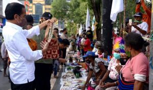 Presiden Jokowi dan Rombongan Berbelanja di Pasar Noken Taman Imbi Jayapura