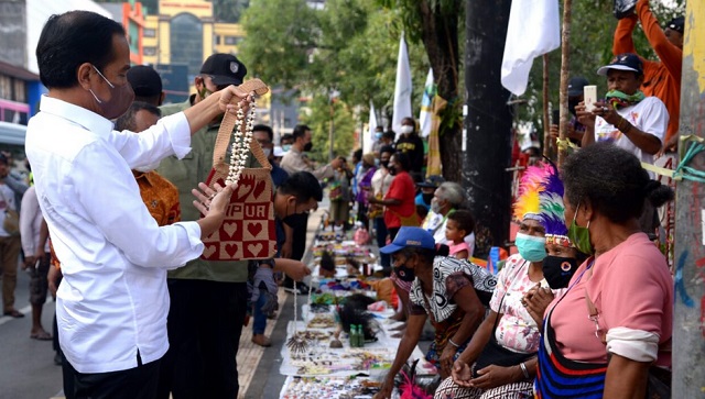 Presiden Jokowi dan Rombongan Berbelanja di Pasar Noken Taman Imbi Jayapura