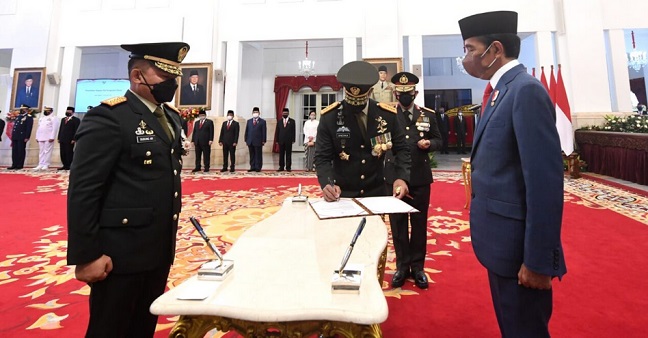 Presiden Jokowi Lantik KSAD Letjen TNI Dudung Abdurachman di Istana Negara