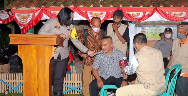 Belum Sempat Divaksin, Ketua Tim Sat Kamling Dusun Karangpucung, Divaksin Saat Acara Syukuran Kemenangan Juara Sat Kamling