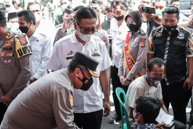 Kapolda Jabar Tinjau Pelaksanaan Vaksinasi di Alun-Alun Ciamis