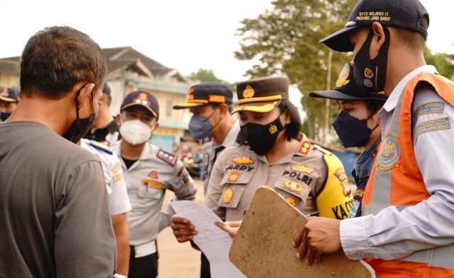 Jelang Nataru 2022, Kapolres Banjar bersama Dishub Melaksanakan Ramchek dan Prokes di Terminal Bus Kota Banjar