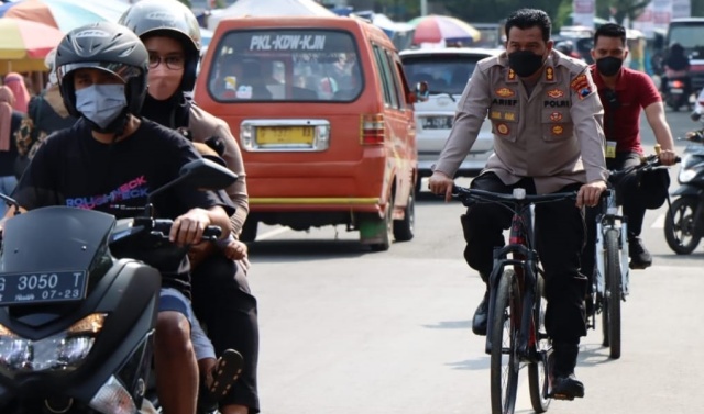 Dengan Bersepeda, Kapolres Pekalongan Ingin Memastikan Car Free Day Berjalan Dengan Tetap Menerapkan Prokes