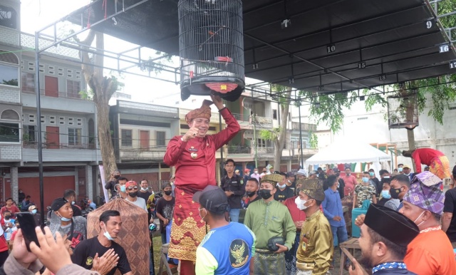 Bupati Meranti Membuka Lomba Burung Berkicau