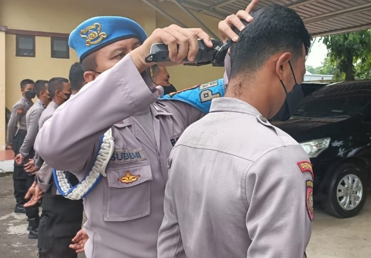 Rambut Tidak Rapi, Propam Pangkas Rambut 2 Personil Polres Pekalongan