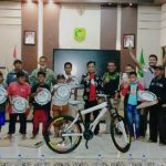 Nobar Final Piala AFF 2020, Haikal Dapat Hadiah Sepeda Dari Wabup Meranti