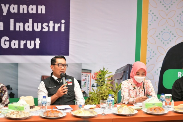 Gubernur Ridwan Kamil Siap Bantu Desain Produk Pelaku Usaha Kulit Garut