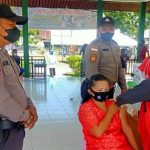 Kapolsek Rupat Utara dan Kepala Puskesmas Turun Langsung Mencari Sasaran Yang Akan Divaksin