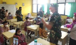 Kodim 0402/OKI Bersama Polkes 02.10.02 Kayuagung Menggelar Vaksinasi Covid-19 Gratis di SDN wilayah Kayuagung