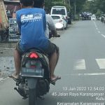 Panik Nggak, Inilah Aksi Polisi Yang Pergoki Pemotor Yang Tidak Memakai Helm