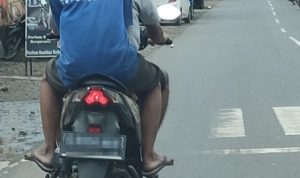 Panik Nggak, Inilah Aksi Polisi Yang Pergoki Pemotor Yang Tidak Memakai Helm