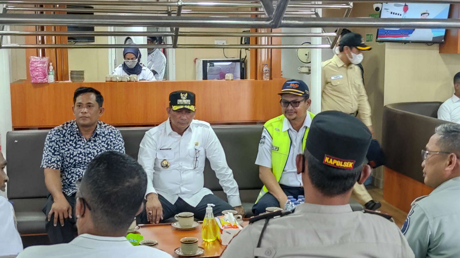 Kemudian untuk menyatukan Kepulauan Meranti dengan provinsi tetangga, Kepulauan Riau, dia juga meminta kedepannya ada armada yang melayani rute Meranti - Karimun dan Batam.