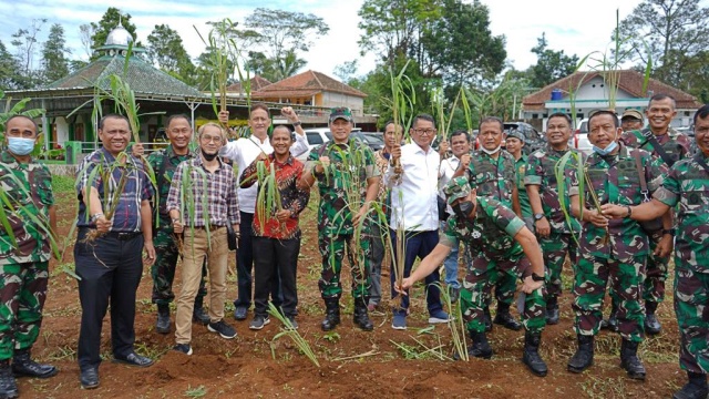 Pangkogabwilhan III Dukung Percepatan Pembangunan Kesejahteraan di Papua dan Papua Barat, Kunjungi Sentra UMKM Kebun Sereh dan Minyak Atsiri di Subang