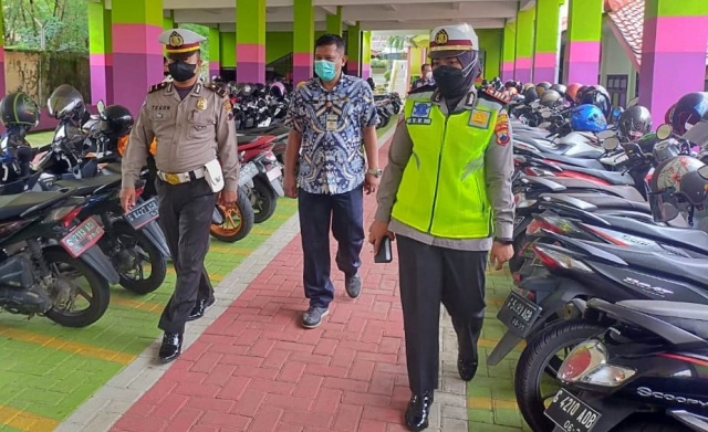 Satlantas Polres Pekalongan Apresiasi SMA Negeri 1 Kajen Yang Terapkan Sistem Green Parkir Area Disekolahnya