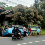 Personil Lalulintas Polsek Kawalu dan Warga, Bantu Evakuasi Taksi Budiman Terperosok Parit,Diduga Sopir Mengantuk