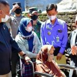 Walikota Banjar Serahkan Bantuan Kursi Roda Ke Beberapa Warga