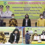Jelang Malam 7 Likur, Warga Desa Pangkalan Batang Barat Antusias Gotong Royong Membuat Lampu Jolok Bengkalis , LHI Pada hari Sabtu (09/04/2022).menjelang 7 likur,bertepatan malam 27 ramadhan masyarakat di Pulau Bengkalis biasa nya membuat jolok untuk dipasangkan di malam 7 likur, karena sudah menjadi tradisi turun temuran dari zaman nenek moyang mereka dulu sampai sekarang khusus di Pulau Bengkalis Dari pantauan Awak media ini, salah satu nya di Desa Pangkalan Batang Barat Kecamatan Bengkalis Kabupatn Bengkalis. Ketika salah seorang warga di Desa Pangkalan Batang Barat sedang membuat lampu jolok, awak media ini menanyakan, terkait pembuatan lampu. Jolok ini, warga yang tidak mau di sebut nama,dengan bahasa melayu dia menjawab.”Kami setiap tahun nya membuat lampu jolok. Karena memang sudah tradisi dari orang tua kami dan dari zaman atok atok kami. Jelas nya"sambil memegang kaleng untuk di buat lampu jolok.”katanya Warga ini juga menjelaskan,bahwa untuk biaya pembuatan jolok ini, mulai dari pembelian kayu beloti. Kawat. Paku dan kaleng kaleng kosong itu biaya nya kami dapati dari membuat proposal yang kami ajukan kepada donator donatur yang ada di Bengkalis.yang mau memberi sumbangsih nya kepada kami. Ketika di tanya oleh awak media, apa tidak ada bantuaan dari desa, beliau menjawab ada, tetapi tidak mencukupi biaya pembuatan lampu jolok ini. Maka kami harus membuat proposal untuk menambah biaya,jelasnya lagi. Berdasarkan pantauan media ini,ada beberapa menara yang dibuat untuk lampu jolok yang akan dinyalakan pada malam 7 likur bertepatan malam 27 Ramadhan 1443 H.tutup* (AULA ACHMAD)