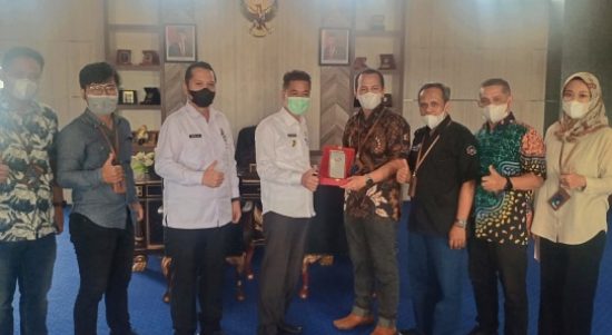 Bupati Terima Kunjungan GM PT Telkom Riau Daratan, Afrizal : Pemerataan Akses Internet Menjadi Kendala Utama di Rohil Saat Ini