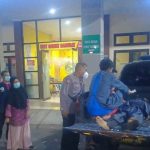 Personil Polsek Kadipaten Evakuasi Pemotor Asal Bandung yang Tewas Tergelincir Saat Salip Truk Fuso di Gentong