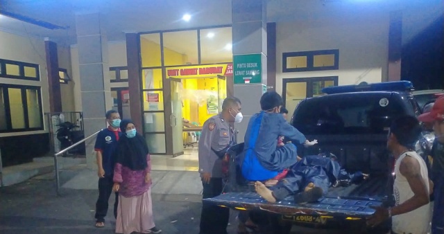 Personil Polsek Kadipaten Evakuasi Pemotor Asal Bandung yang Tewas Tergelincir Saat Salip Truk Fuso di Gentong