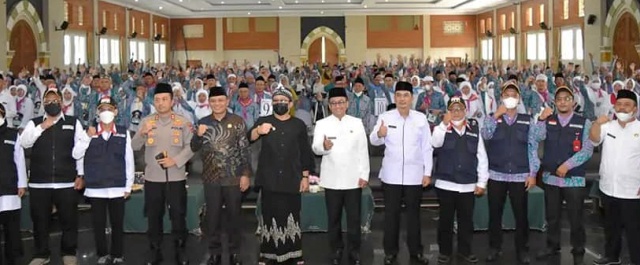 Bupati Ade Sugianto Melepas Jamaah Haji Kabupaten Tasikmalaya Tahun 2022