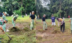 Bhabinkamtibmas Desa Cibeber Polsek Manonjaya Bersinergi dengan Babinsa dan Warga, Laksanakan Jumat Bersih