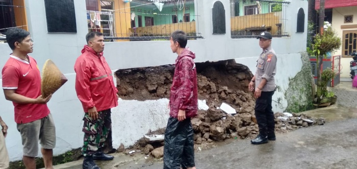 Bhabinkamtibmas dan Babinsa Kelurahan Tanjung Kawalu, Cek Ambrolnya Pagar Warga Karena Hujan Deras