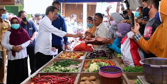Presiden Jokowi Serahkan Bansos untuk Pacu Pertumbuhan Ekonomi dan Jaga Daya Beli Masyarakat