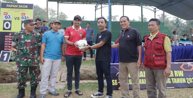 Sambut HUT ke-77 RI, Wabup Buka Turnamen Sepak Bola di Kelurahan Ciporang