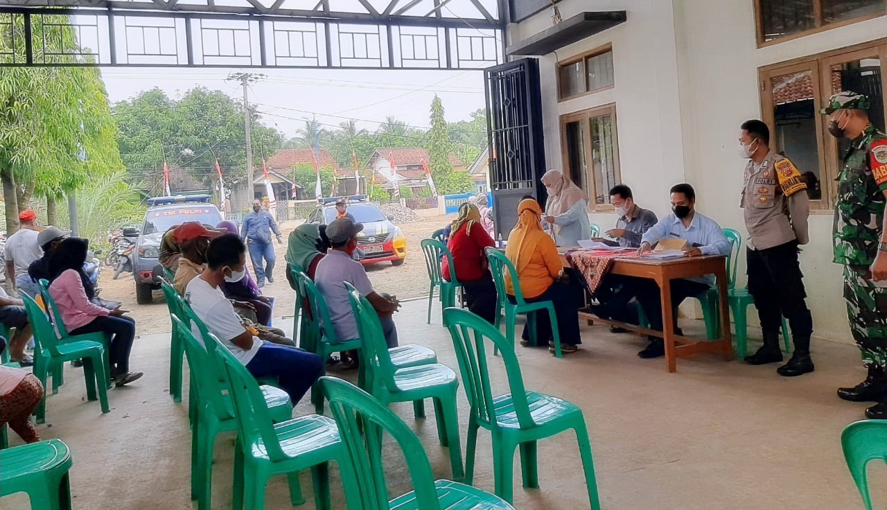 Bhabinkamtibnas Desa Waringinsari Polsek Langensari Laksanakan Pengamanan Pembagian Bantuan Jaring Pengaman Sosial ( JPS) bagi Warga Desa
