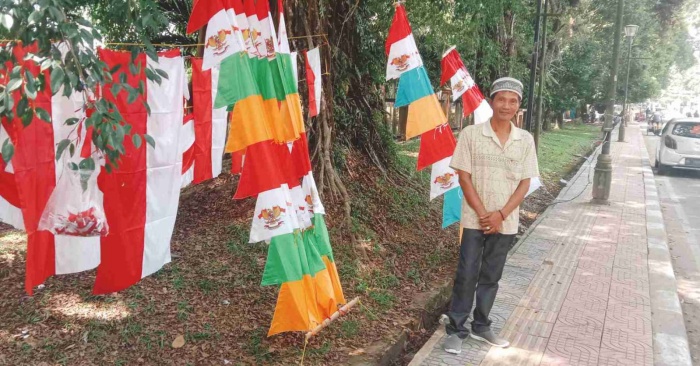 Pedagang Bendera di Kayuagung Kab.OKI Banjir Rejeki