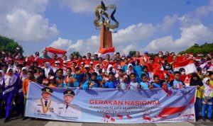 Pemkab OKI Bagi-Bagi Ribuan Bendera Merah Putih Gratis