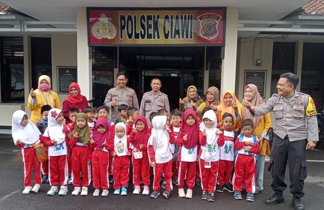 Polisi Sahabat Anak, Kapolsek Ciawi Berikan Edukasi Disiplin Berlalu Lintas kepada Siswa RA Raudlatul Jannah
