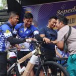 Firman Seorang Penyandang Disabilitas Dapatkan Hadiah Sepeda yang Diserahkan Langsung oleh Kapolres Tasikmalaya Kota