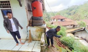 Akibat Hujan Deras, 2 Rumah Milik Warga Desa Sukanagara Terancam Longsor