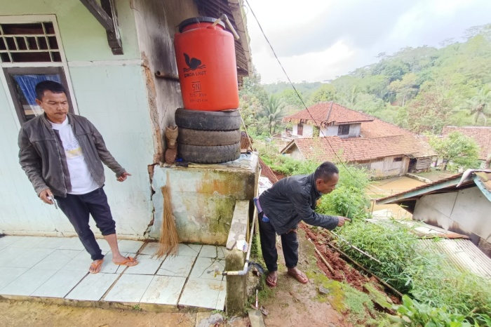 Akibat Hujan Deras, 2 Rumah Milik Warga Desa Sukanagara Terancam Longsor