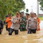 Pantau Penanganan Banjir di Sukaresik, Kapolres Tasikmalaya Kota Turun Langsung ke Lokasi dan Dirikan Dapur Umum