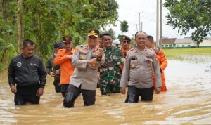 Pantau Penanganan Banjir di Sukaresik, Kapolres Tasikmalaya Kota Turun Langsung ke Lokasi dan Dirikan Dapur Umum