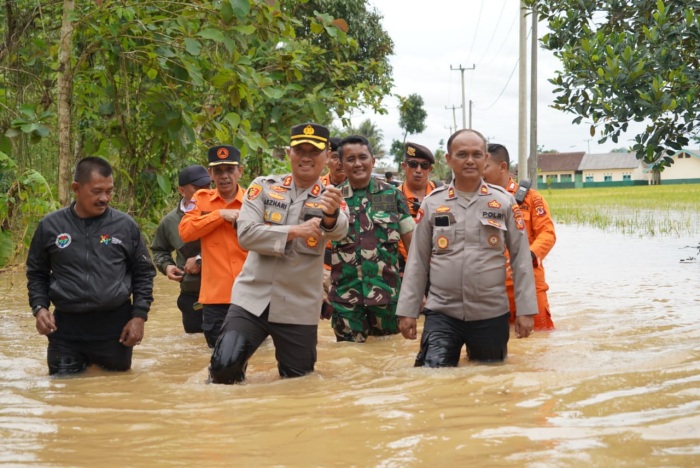 Pantau Penanganan Banjir di Sukaresik, Kapolres Tasikmalaya Kota Turun Langsung ke Lokasi dan Dirikan Dapur Umum