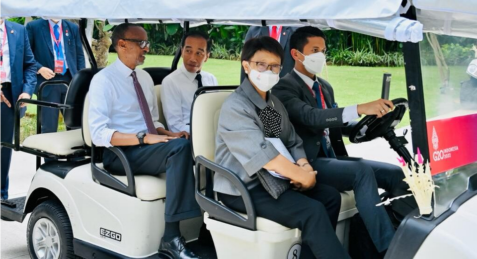 Saat Presiden Jokowi Ajak Presiden Rwanda Paul Kagame Naik Mobil Golf