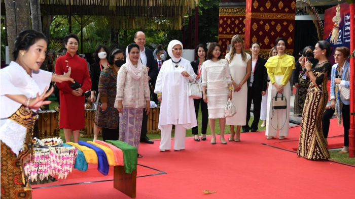 Ibu Iriana Jokowi Ajak Para Pendamping Pemimpin G20 Melihat Kearifan Lokal Indonesia