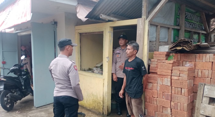 Jajaran Bhabinkamtibmas Polsek Manonjaya, Tingkatkan Patroli Door to Door System dan Sosialisasi Stiker Kontak Person.