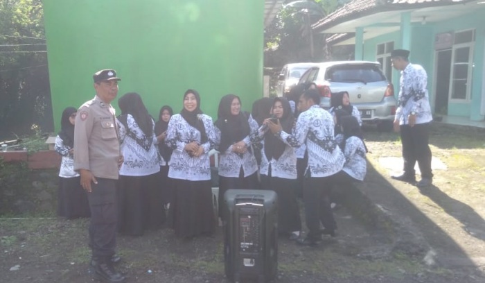 Sambangi Ketua PGRI dan Guru SD se-Kecamatan Kadipaten, Kanit Binmas Lakukan Silaturahmi Kamtibmas