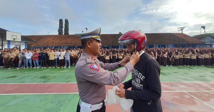 Kampanye Keselamatan Berlalu Lintas, Satlantas Polres Tasikmalaya Kota Lakukan Police Go To School di SMK Mitra Batik