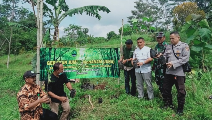 Bhabinkamtibmas Desa Sukapancar Turut Serta Gerakan Jumat Menanam Pohon