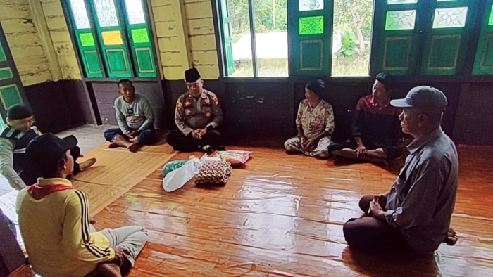 Siswi SD Penderita Penyakit Jantung di Desa Kedabu Rapat dapat Bantuan dari Polsek Rangsang