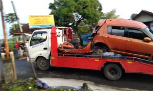 Sebuah Mobil Tertabrak Kereta Api Pada Perlintasan Tanpa Palang Pintu di Tasikmalaya,1 Orang Tewas dan Tiga Luka Berat